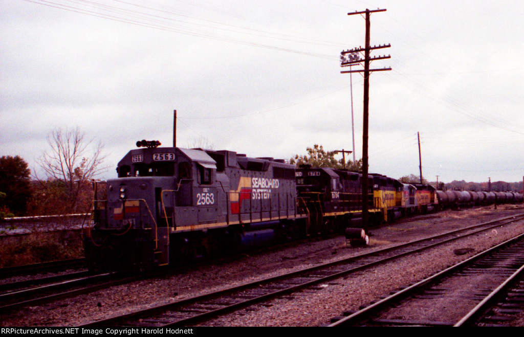 CSX 2563 leads 4 other units on this yard job